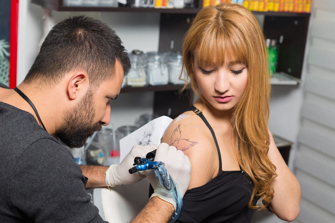 Como cuidar de tatuagem recém feita - Notícias Concursos