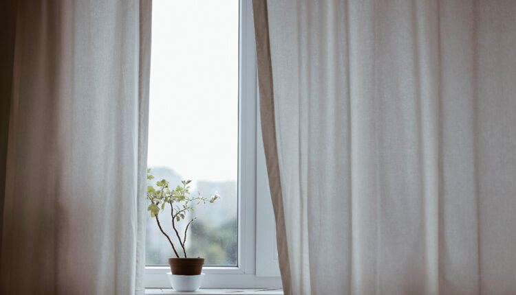 Como escolher cortina para combinar com o ambiente - Reprodução Canva