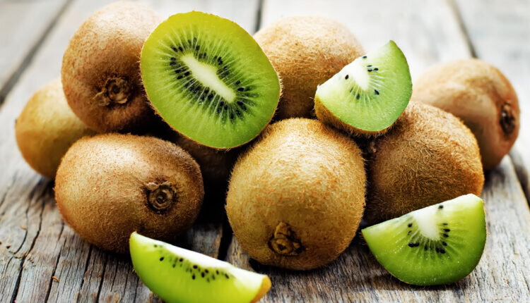 Como escolher Kiwi no mercado saiba como escolher e onde usar a fruta - Reprodução Canva