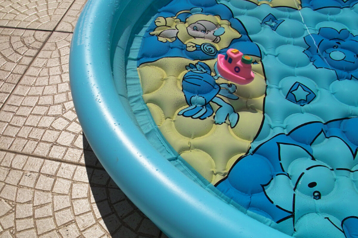 Limpar piscina de bebê -- Reprodução Canva