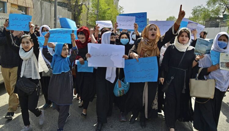 Mulheres afegãs protestam em Cabul