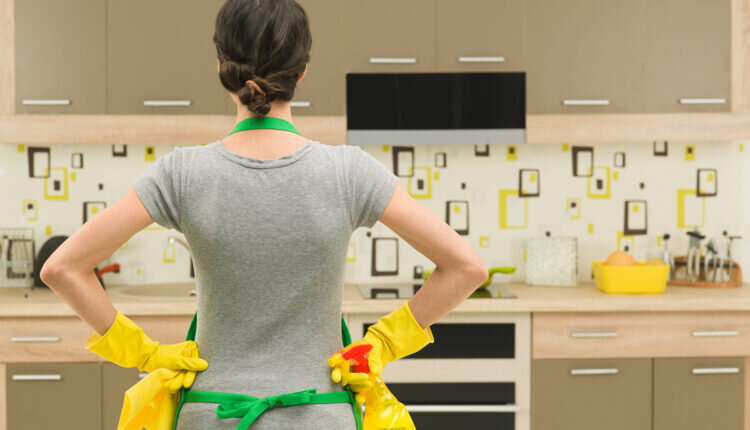 Veja como fazer limpeza detalhada na cozinha - Reprodução Canva
