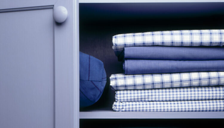 Veja dicas de organização para armário de roupas de cama - Reprodução Canva