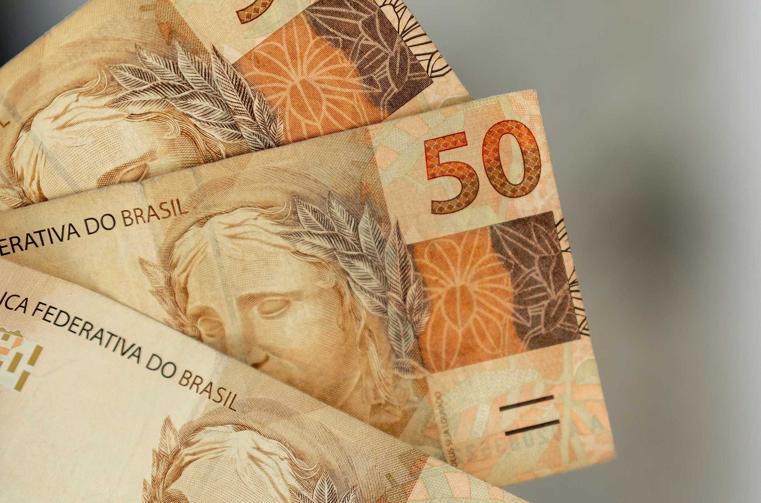 Finalmente, brasileiros com nota de R$50 na carteira são pegos de surpresa  e festejam - Notícias Concursos