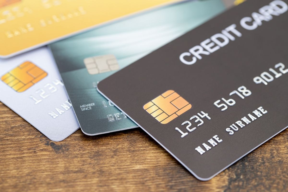 Vale a pena ter um cartão de crédito hoje em dia? Entenda os prós e contras