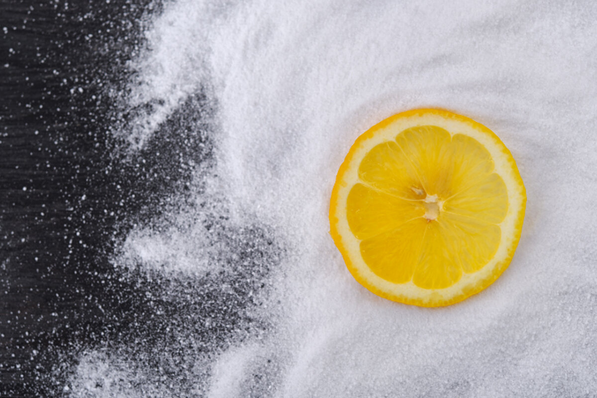 Usar bicarbonato e limão para limpar alumínio -- Reprodução Canva