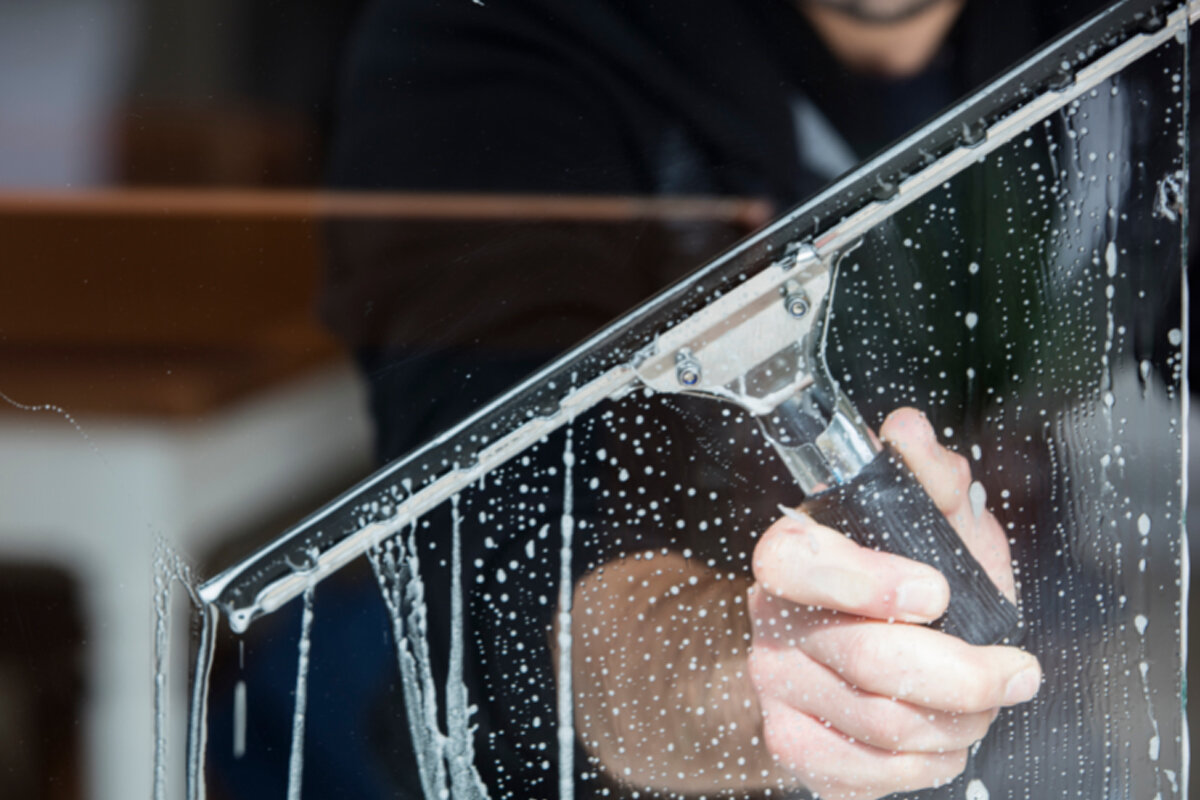 Aprenda como deixar vidros sem mancha -- Reprodução Canva