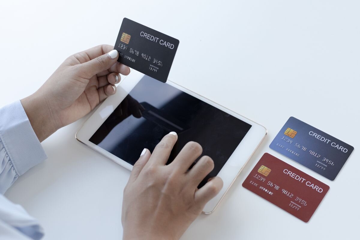 Como escolher um cartão de crédito? Entenda quais são os critérios a serem levados em conta