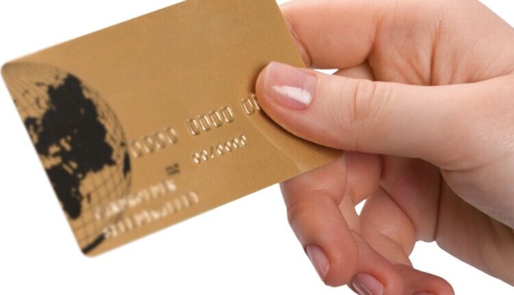 Como escolher um cartão de crédito? Entenda quais são os critérios a serem levados em conta