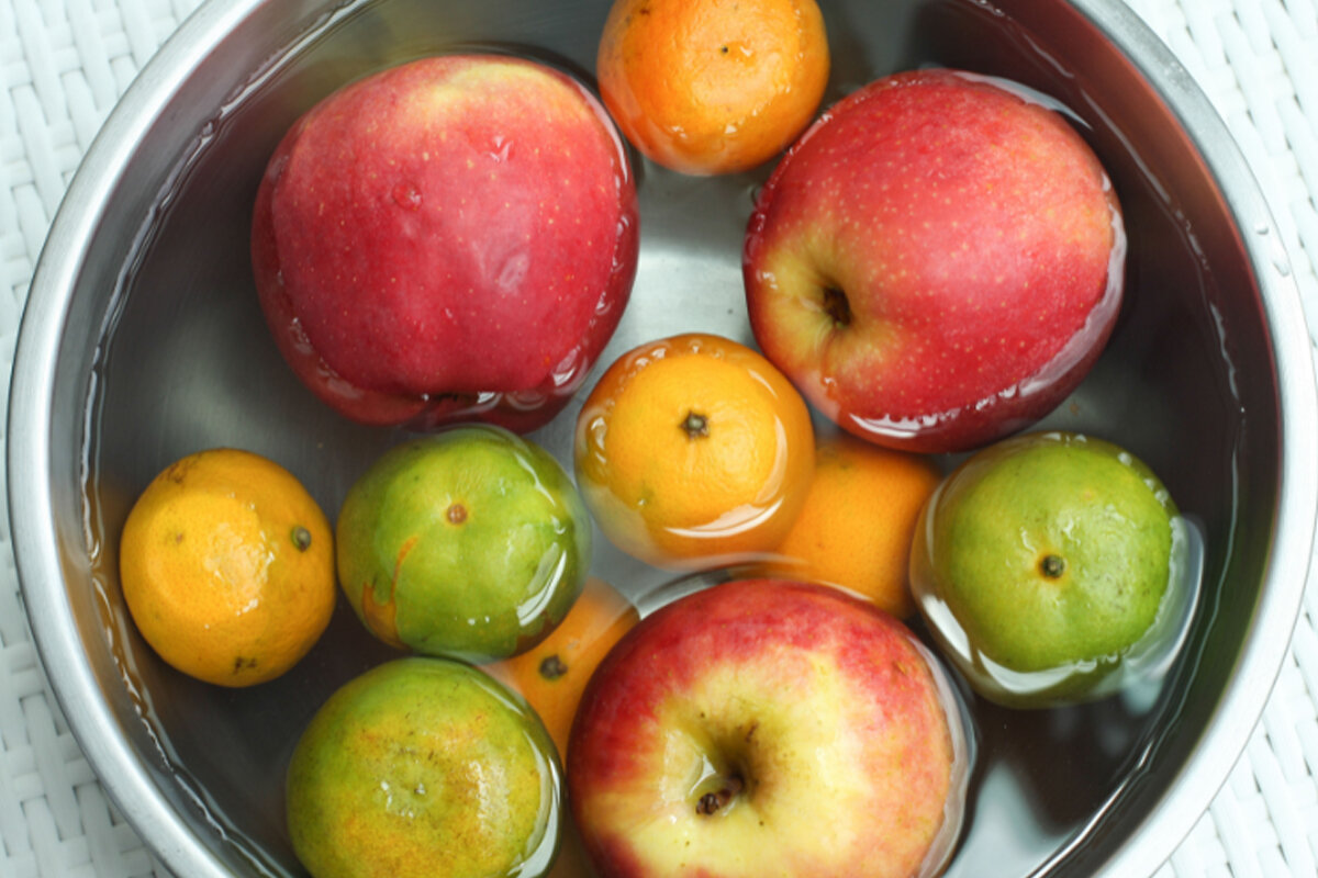 Higienizar frutas e verduras com solução caseira -- Reprodução Canva