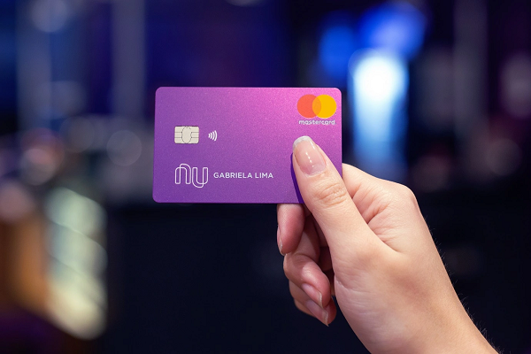 Nubank vai dar R$50 para os clientes em junho via cartão. Veja como conseguir