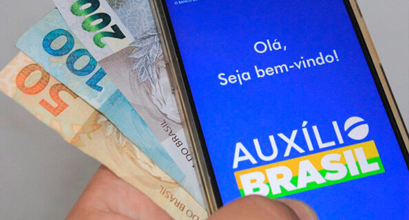 Auxílio Brasil começa a entrega de novo cartão