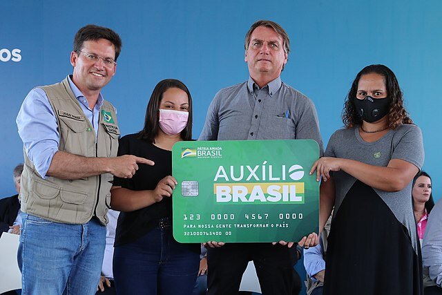 Custo da troca do cartão do Auxílio Brasil pagaria R$ 400 a 27 mil famílias