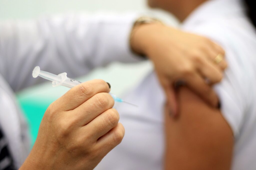 Auxílio Brasil poderá exigir vacinação contra a Covid em 2023. Entenda