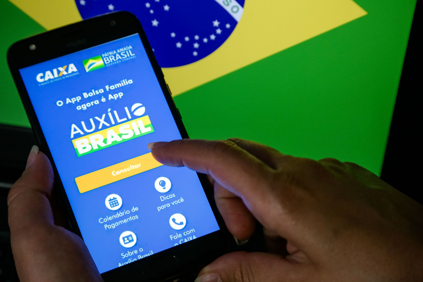 Recebeu o novo cartão do Auxílio Brasil com função débito? Saiba como  cadastrar a senha