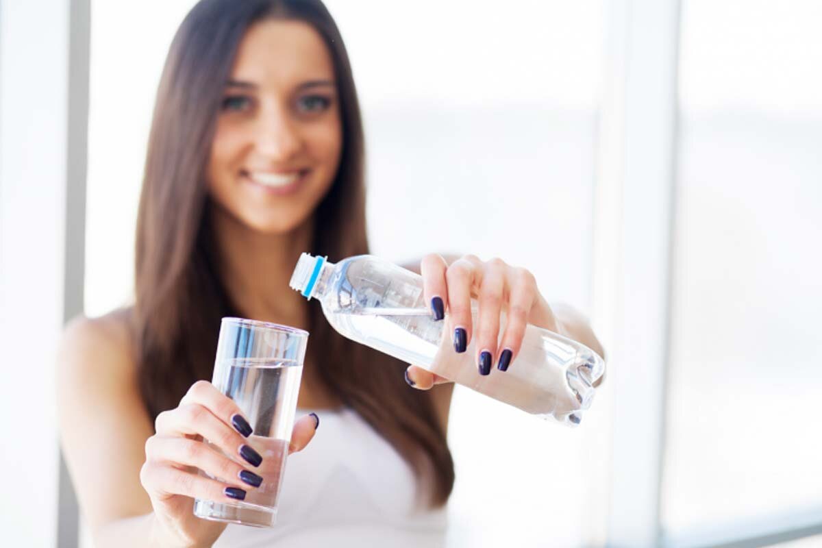 Beber água para ter um cabelo hidratado - Reprodução Canva