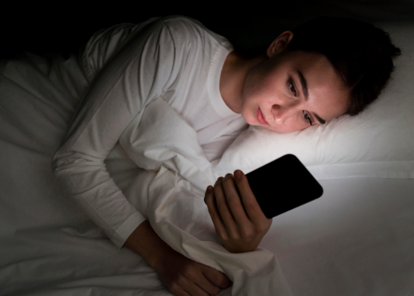 usar o celular antes de dormir é ruim