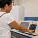 Eleitora utiliza urna eletrônica em local de votação, em referência ao voto em trânsito nas Eleições 2026.
