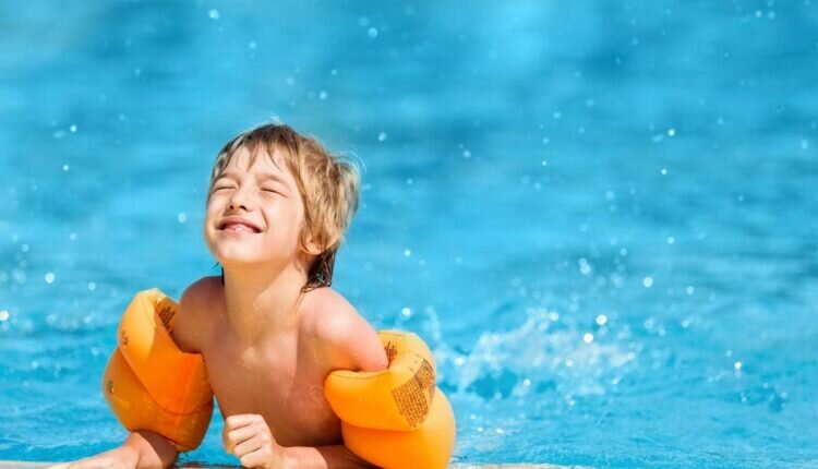 Como deixar área da piscina segura para crianças e pets