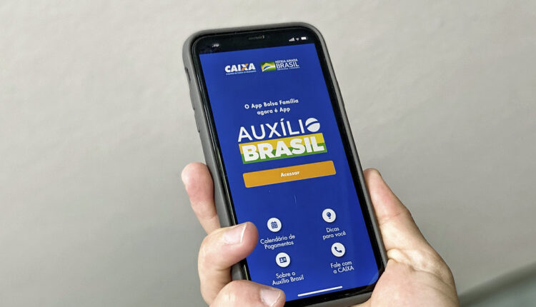 Auxílio Brasil: Governo pretende incluir 804 mil famílias no programa