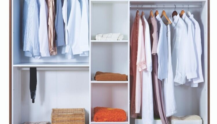 Guarda-roupa funcional para quarto pequeno: veja estilos e como organizar