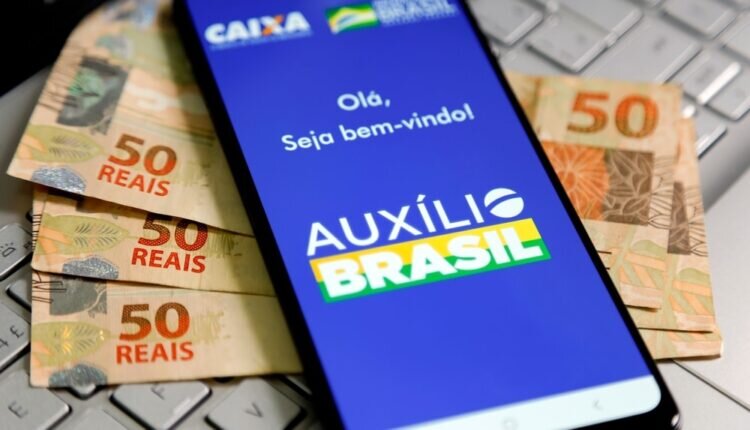 Auxílio Brasil: Entenda a regra de emancipação