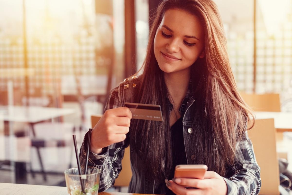 Cartão de crédito para mulheres: perigo de endividamento que a maioria delas