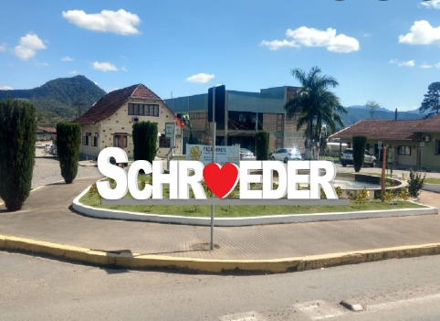 Área externa da Prefeitura de Schroeder está sendo revitalizada