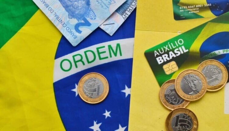 Governo Bolsonaro gastou R$ 93 milhões para mudar cartões do Auxílio Brasil