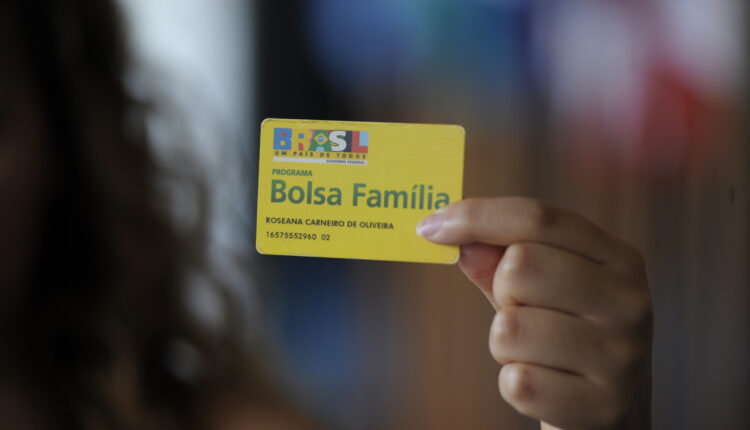 Bolsa família: cartão do Auxílio Brasil ainda funciona? Confira!