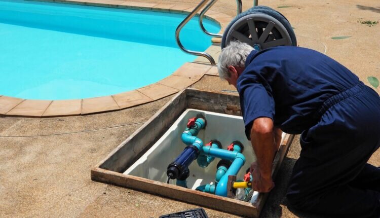 Saiba como fazer manutenção da piscina em casa - Reprodução Canva