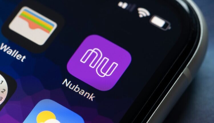 Nubank ultrapassa 75 milhões de clientes e é a quinta maior empresa financeira do Brasil