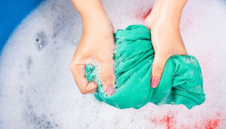 Saiba como fazer mistura caseira perfeita para deixar roupas de molho- Reprodução Canva
