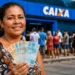 Beneficiária segura cédulas em frente a uma agência da Caixa, representando o pagamento de até R$ 1.000 do Bolsa Família nesta quinta-feira, 20 de agosto.
