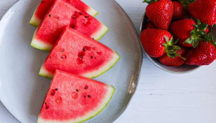 alimentos que ajudam a hidratar o corpo no verão