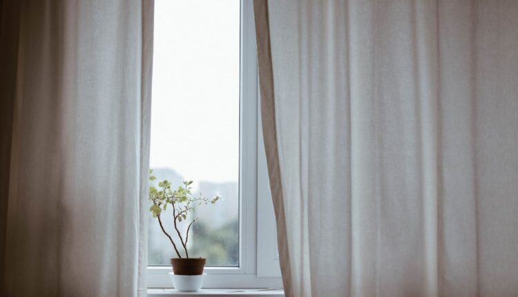 Aprenda um truque certeiro para deixar as cortinas bem perfumadas-Reprodução Canva