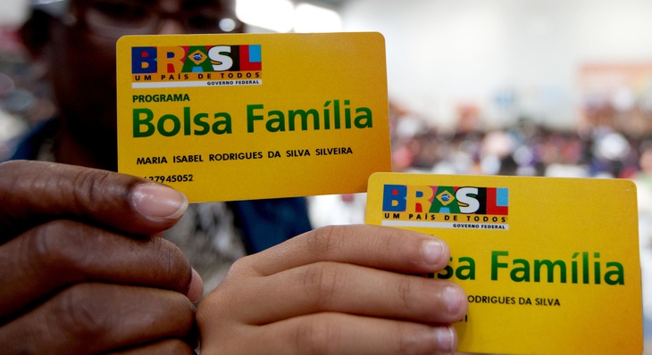 Bolsa Família: Governo anuncia data de entrega dos novos cartões