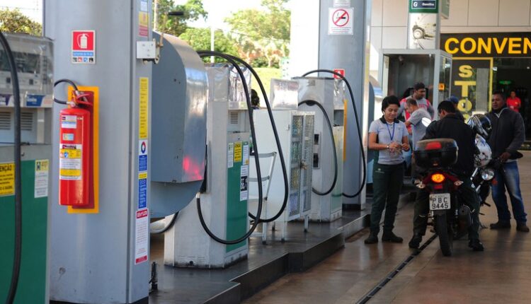 Gasolina: variação de preço nos postos chega a R$ 3,70 em São Paulo