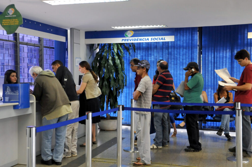 Mutirão do INSS para reduzir fila de espera da perícia médica - Foto: Antonio Cruz/ (Arquivo) Agência Brasil