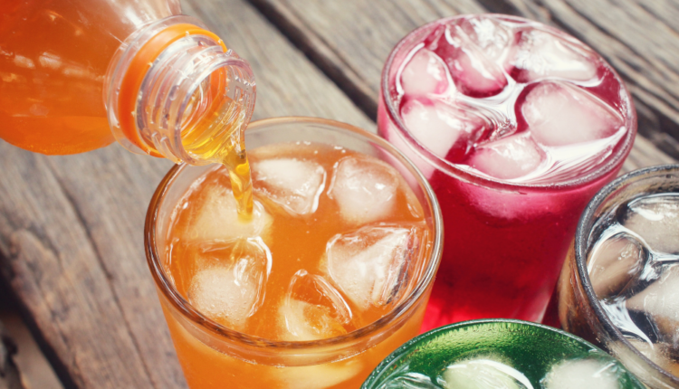 mitos e verdades sobre beber refrigerante