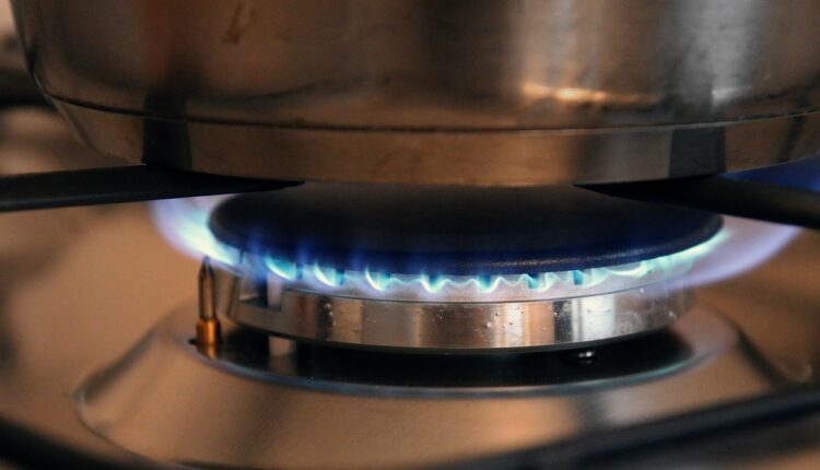 Preço do gás de cozinha recua de novo, mas segue elevado no país