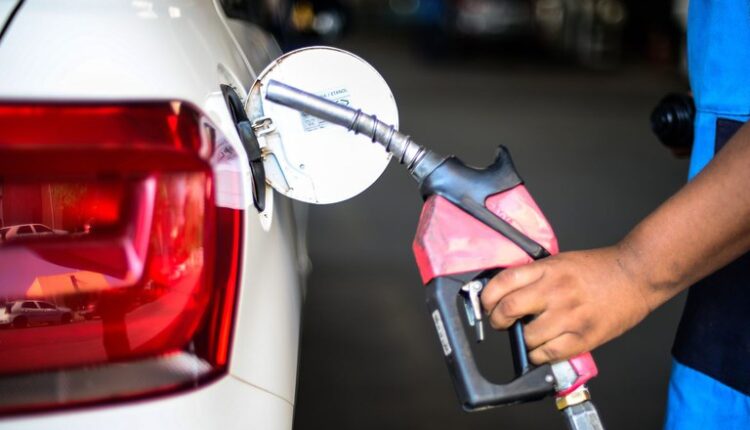 Brasileiros comemoram a BRILHANTE NOTÍCIA sobre o preço da gasolina
