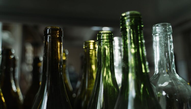 Reutilize garrafas de vidro usando essa dica simples e prática- Reprodução Canva