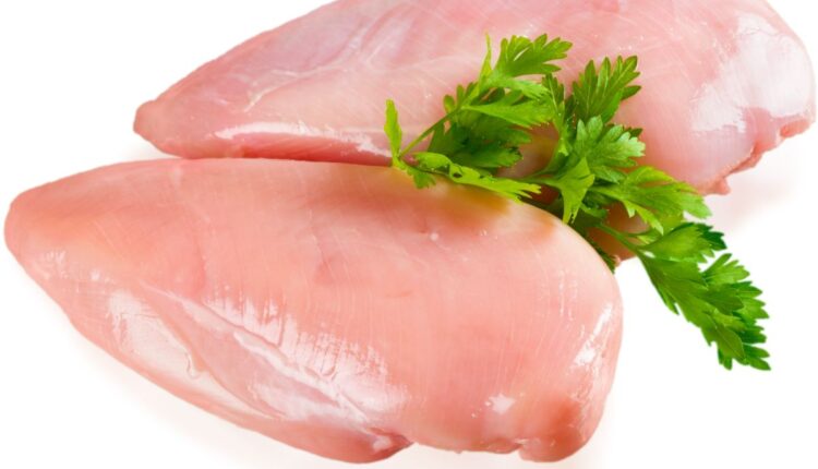 Use esta dica para limpar o frango corretamente antes de cozinhar- Reprodução Canva