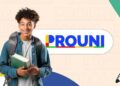 Arte com a marca do Prouni ao lado de estudante sorridente com mochila e livros nos braços, em referência à abertura da lista de espera do programa