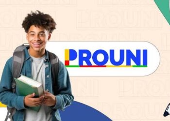 Arte com a marca do Prouni ao lado de estudante sorridente com mochila e livros nos braços, em referência à abertura da lista de espera do programa