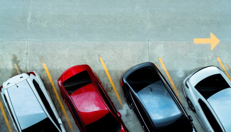 Estacionar o carro fora da vaga dá multa? Descubra agora