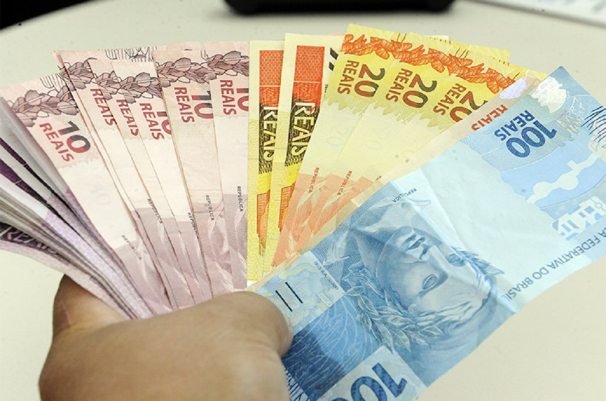 EXCELENTE notícia para brasileiros que recebem salário mínimo
