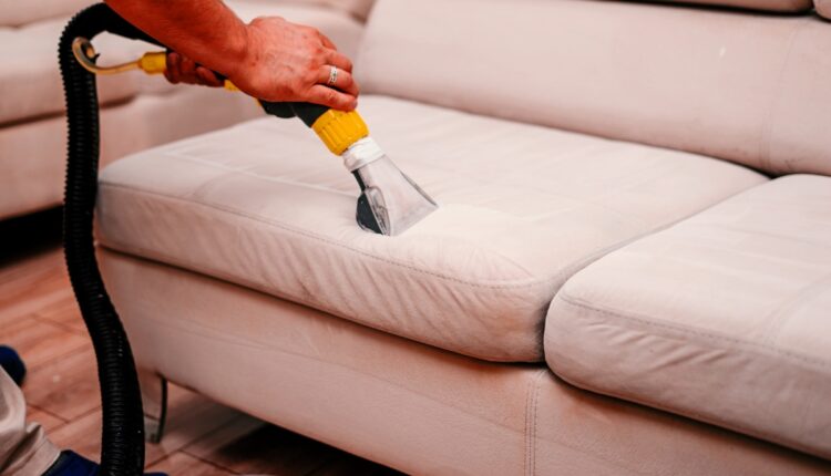 Saiba como limpar sofá à seco de forma caseira