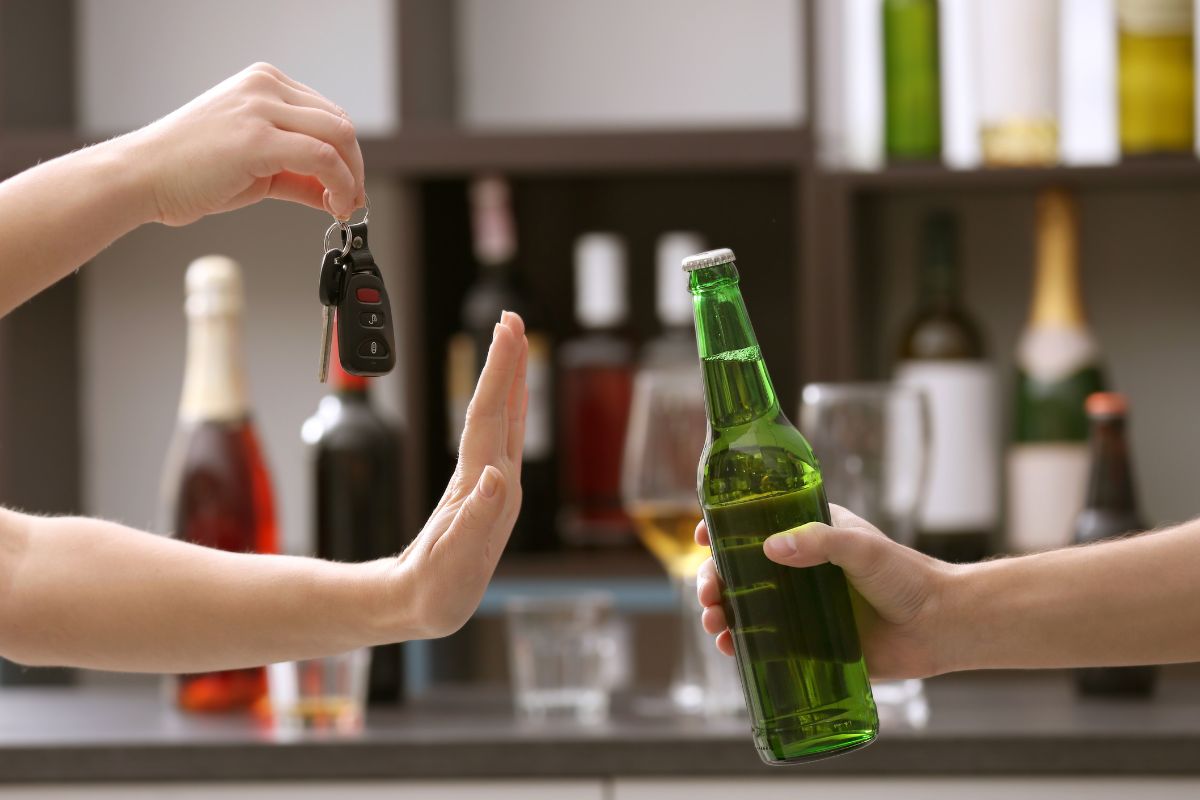 bebida alcoólica no carro pode levar multa- Reprodução Canva